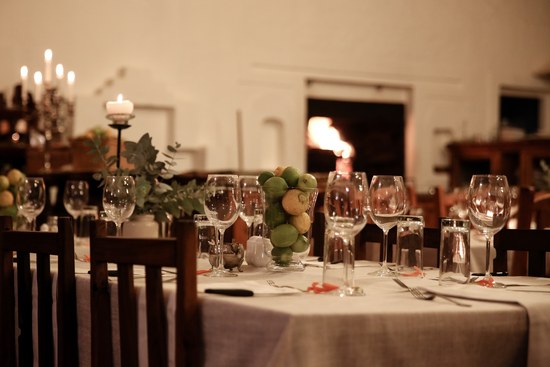 Candlelit table in the De Opstal restaurant